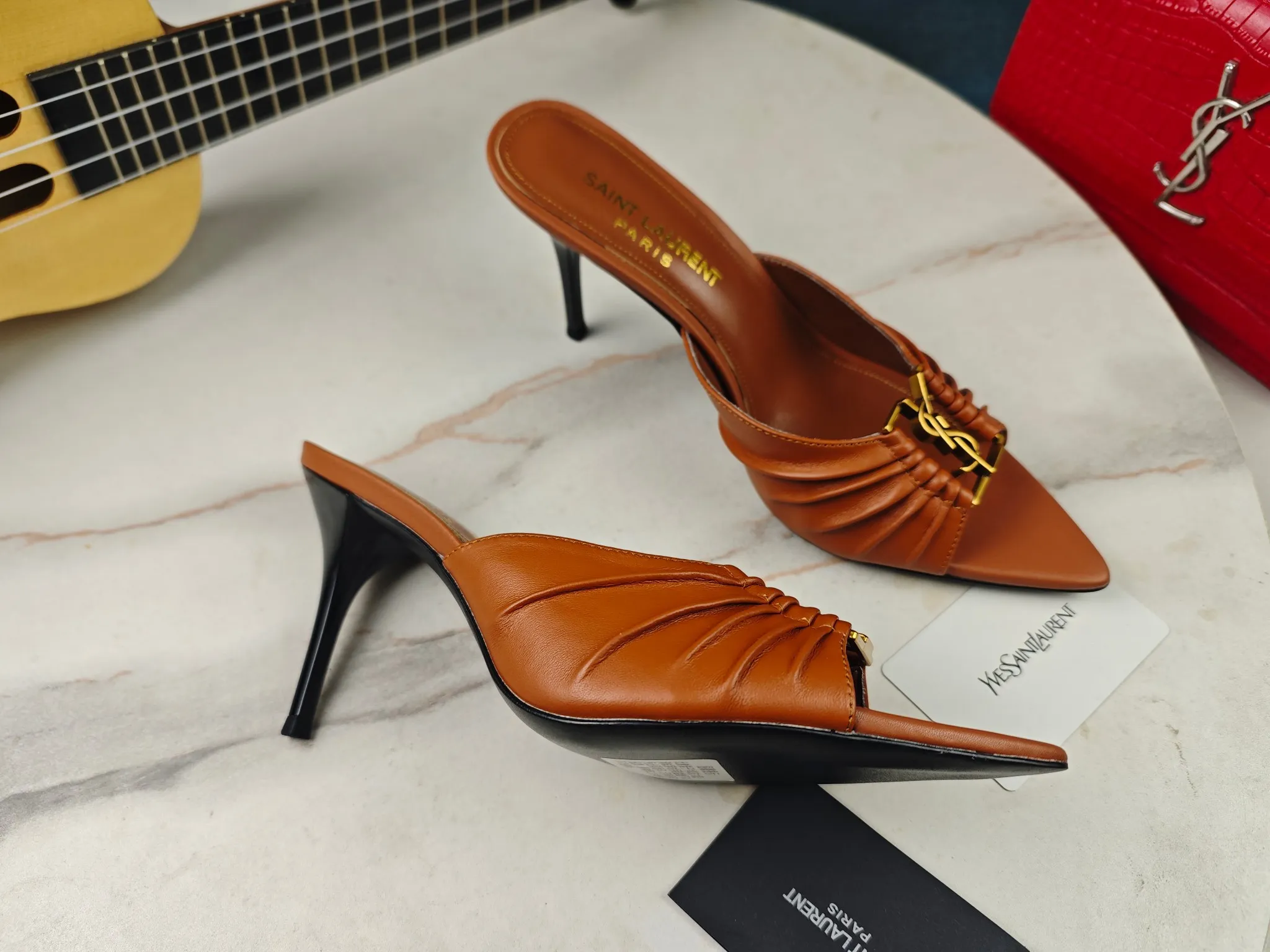 👟👟Ex-factory price 520👟👟 【Saint Laurent】Yves Saint Laurent, stiletto heel YSL sandals💃2024 early autumn counter synchronized with the latest styles, YSL, decoration👠 Classic and high-quality glamorous masterpieces, the hottest spring and summer series in the counter, with temperament, fashion, classic and attractive design style 😌The on-foot effect is particularly beautiful〰️, the material is imported from Italy, small black cow, imported black patent leather, lining, and foot pads; sheepskin, heel height, stiletto 9cm, size 35-41 (34.41.42 must be customized, non-returnable) outsole; imported genuine leather outsole, complete with counter packaging